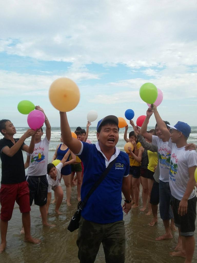 Đoàn khách trẻ tham quan Phan Thiết 